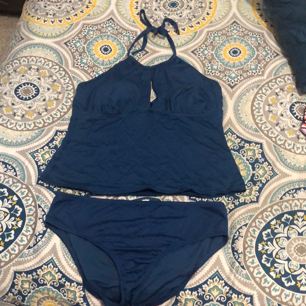 Women’s Teal two piece halter style bathing suit with keyhole, size 20W